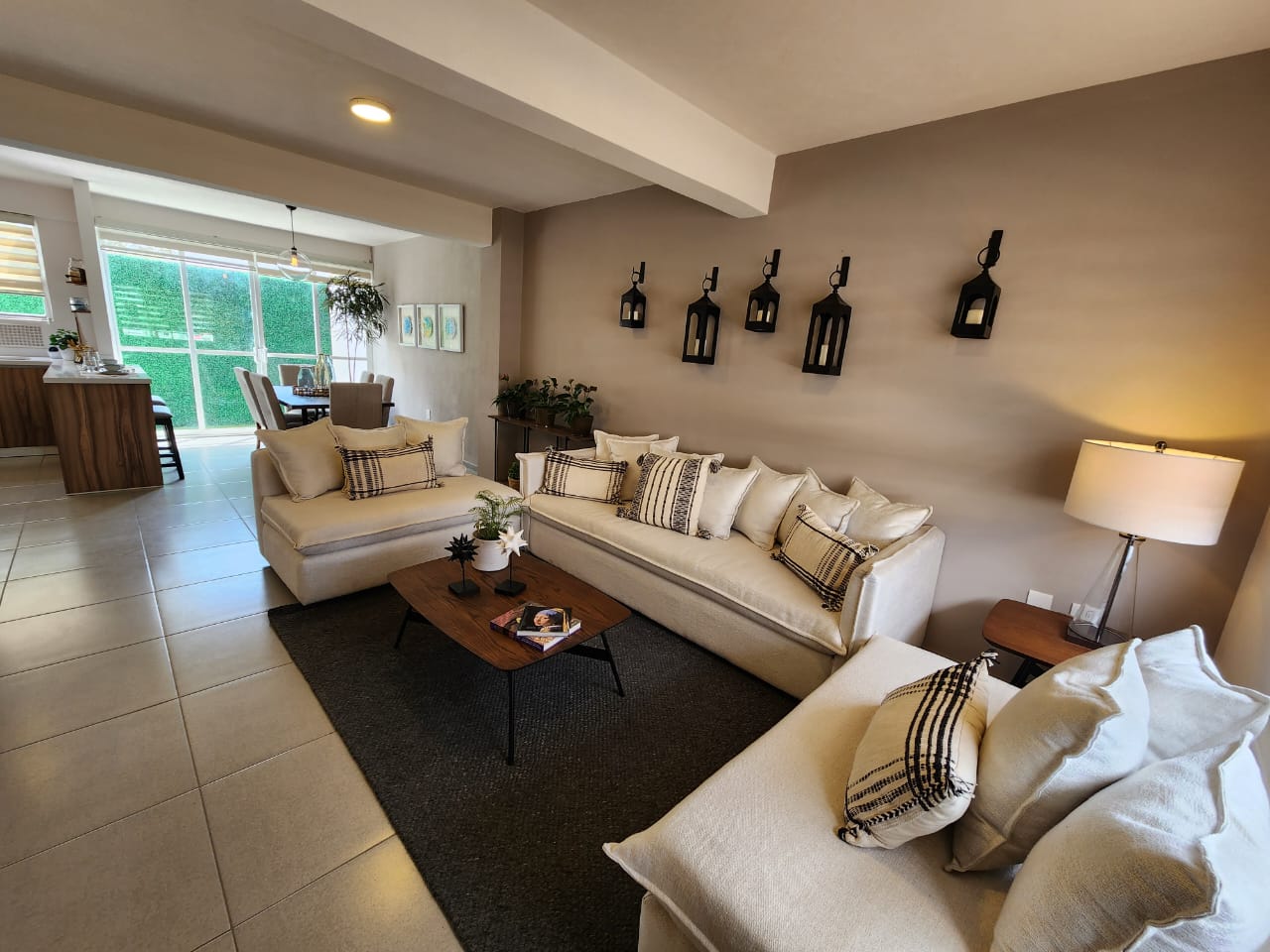 Sala viendo a patio de servicio