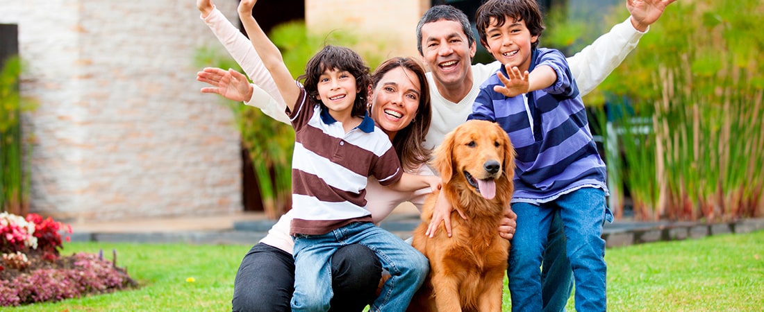 Familia sonriendo